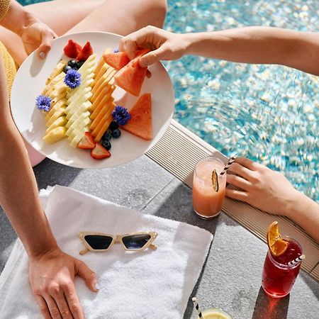 فندق شيراتون ملبورن المظهر الخارجي الصورة Poolside service