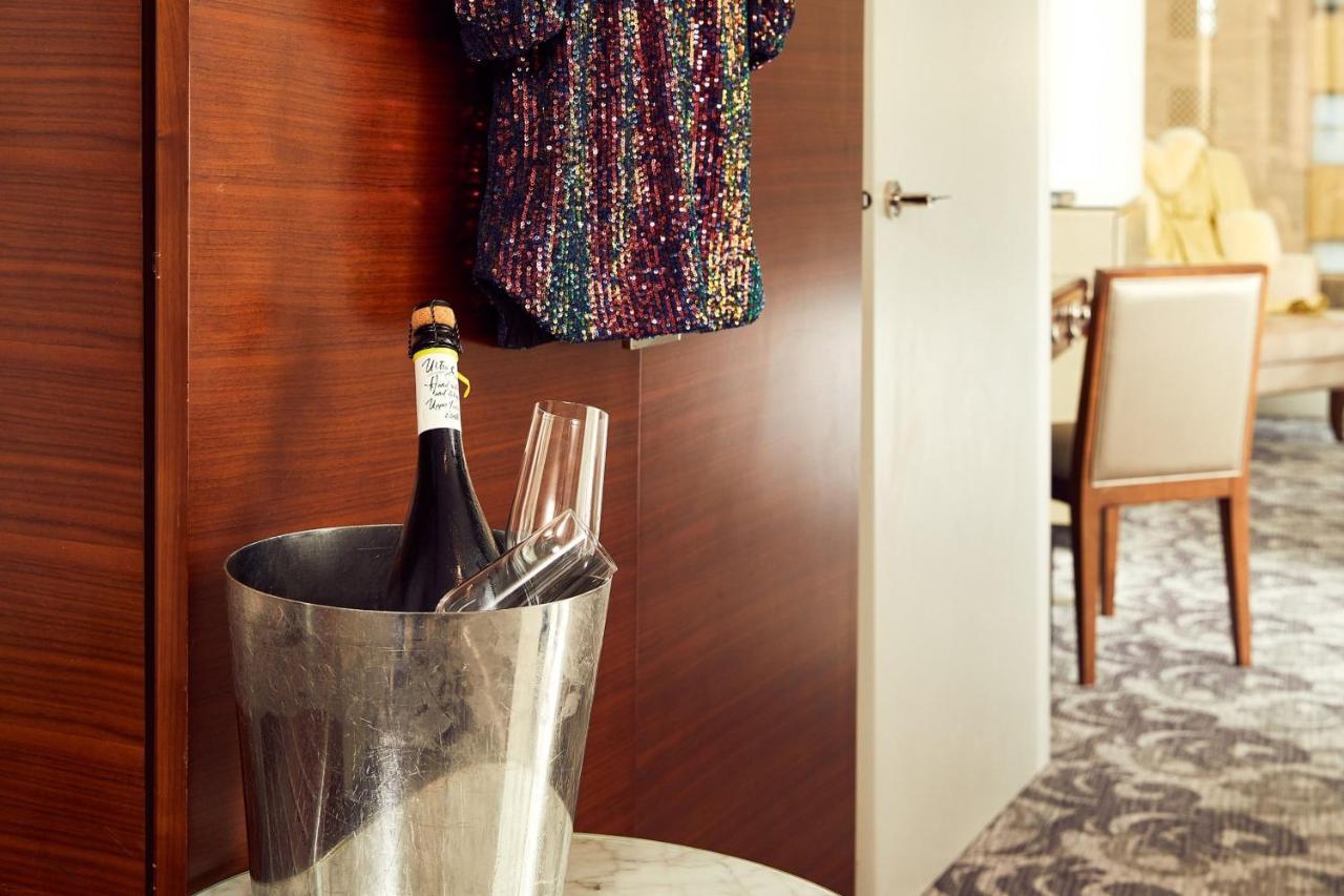 فندق شيراتون ملبورن المظهر الخارجي الصورة A champagne bucket