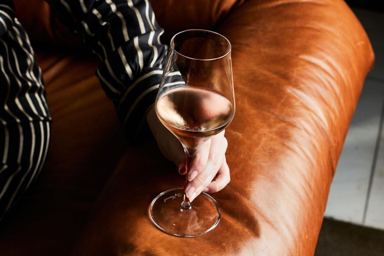 فندق شيراتون ملبورن المظهر الخارجي الصورة A glass of Champagne