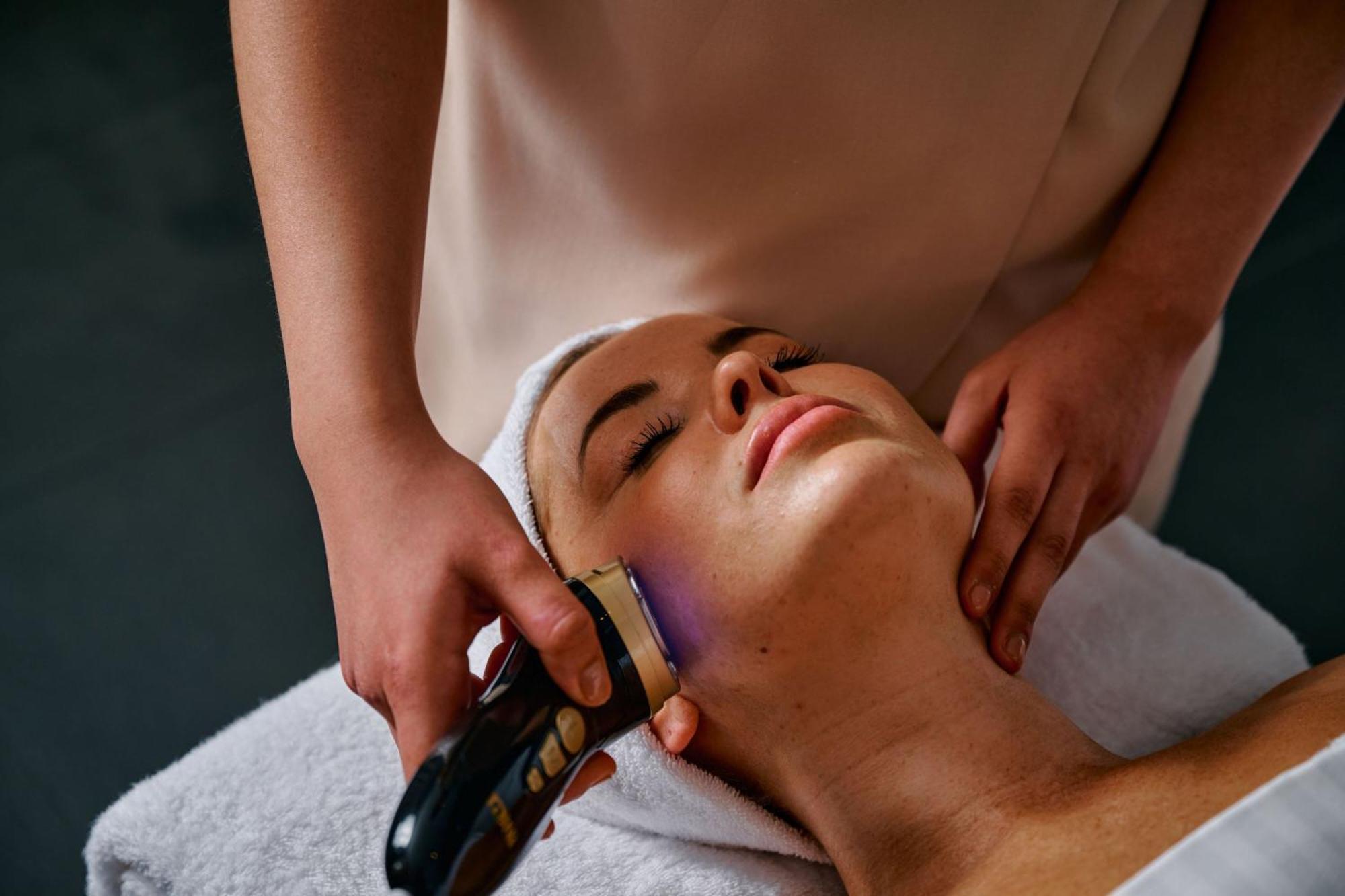 فندق شيراتون ملبورن المظهر الخارجي الصورة A woman receiving a facial treatment