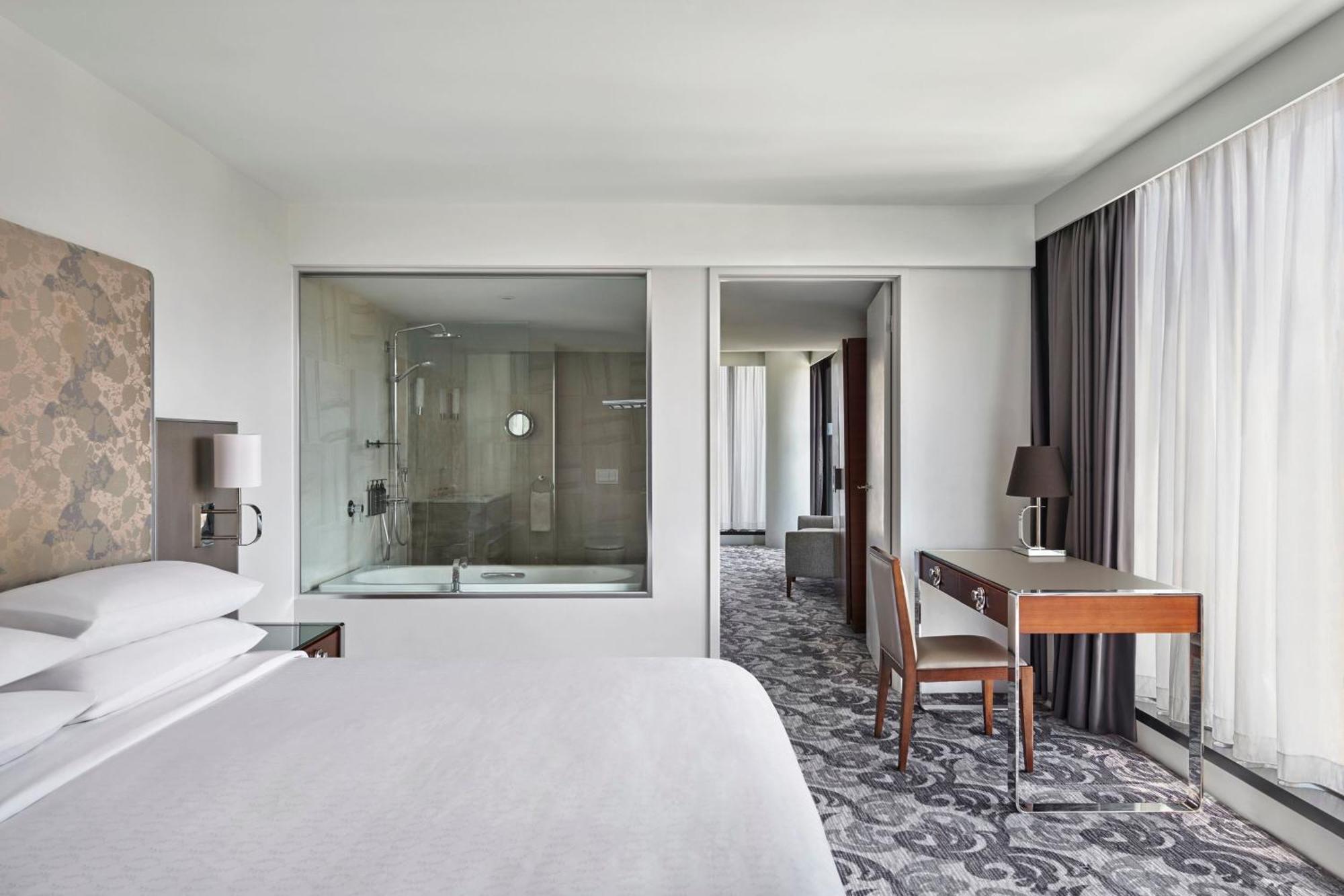 فندق شيراتون ملبورن المظهر الخارجي الصورة A guest room at the hotel