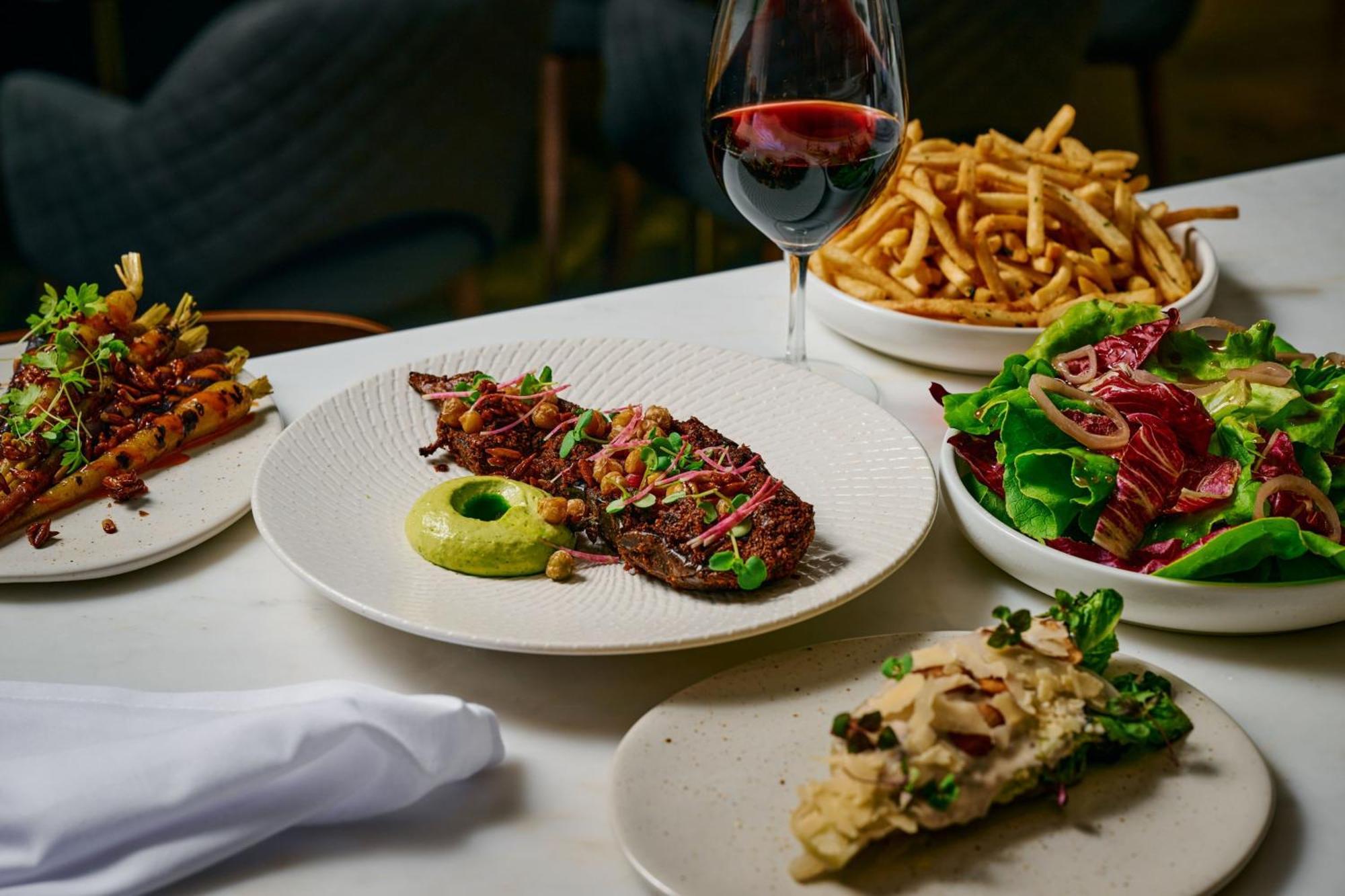 فندق شيراتون ملبورن المظهر الخارجي الصورة A selection of dishes at the restaurant