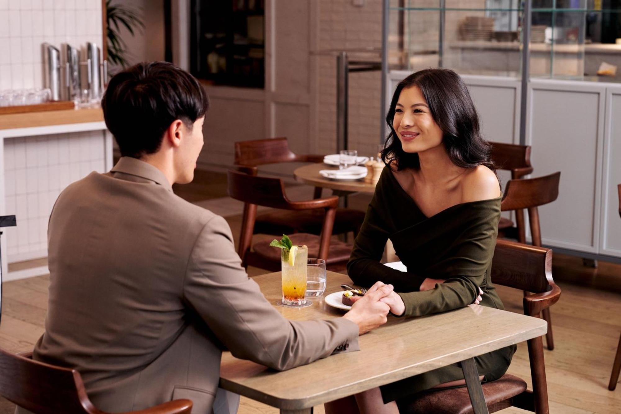 فندق شيراتون ملبورن المظهر الخارجي الصورة A couple on a date