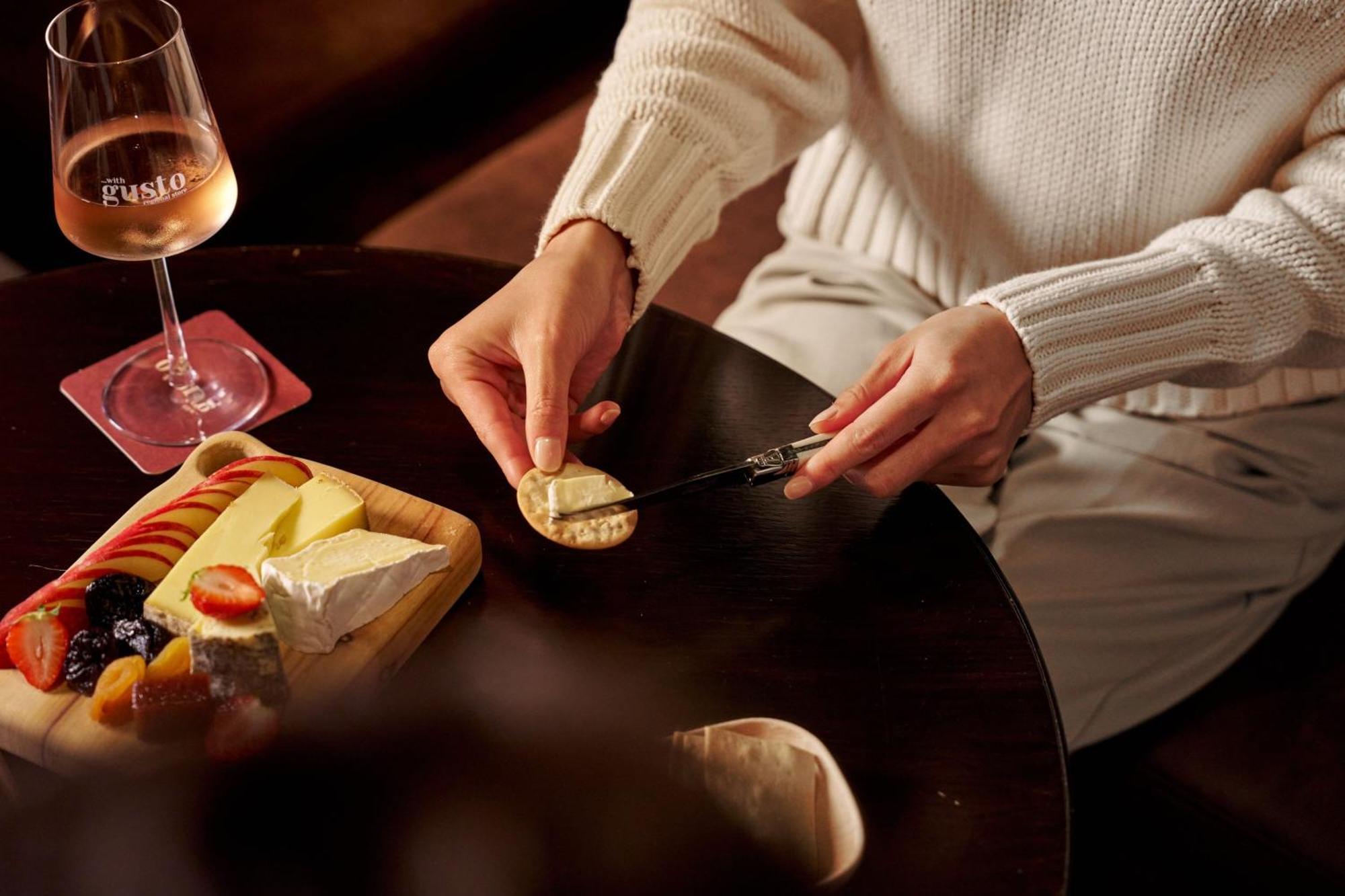 فندق شيراتون ملبورن المظهر الخارجي الصورة A woman spreading butter on a cracker