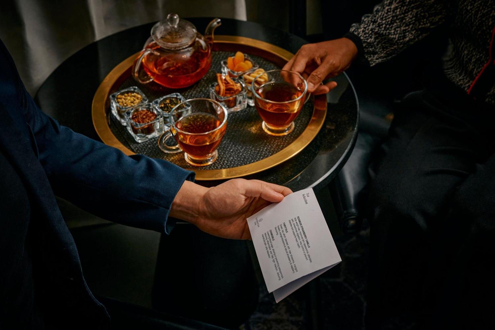 فندق شيراتون ملبورن المظهر الخارجي الصورة A bartender serving drinks