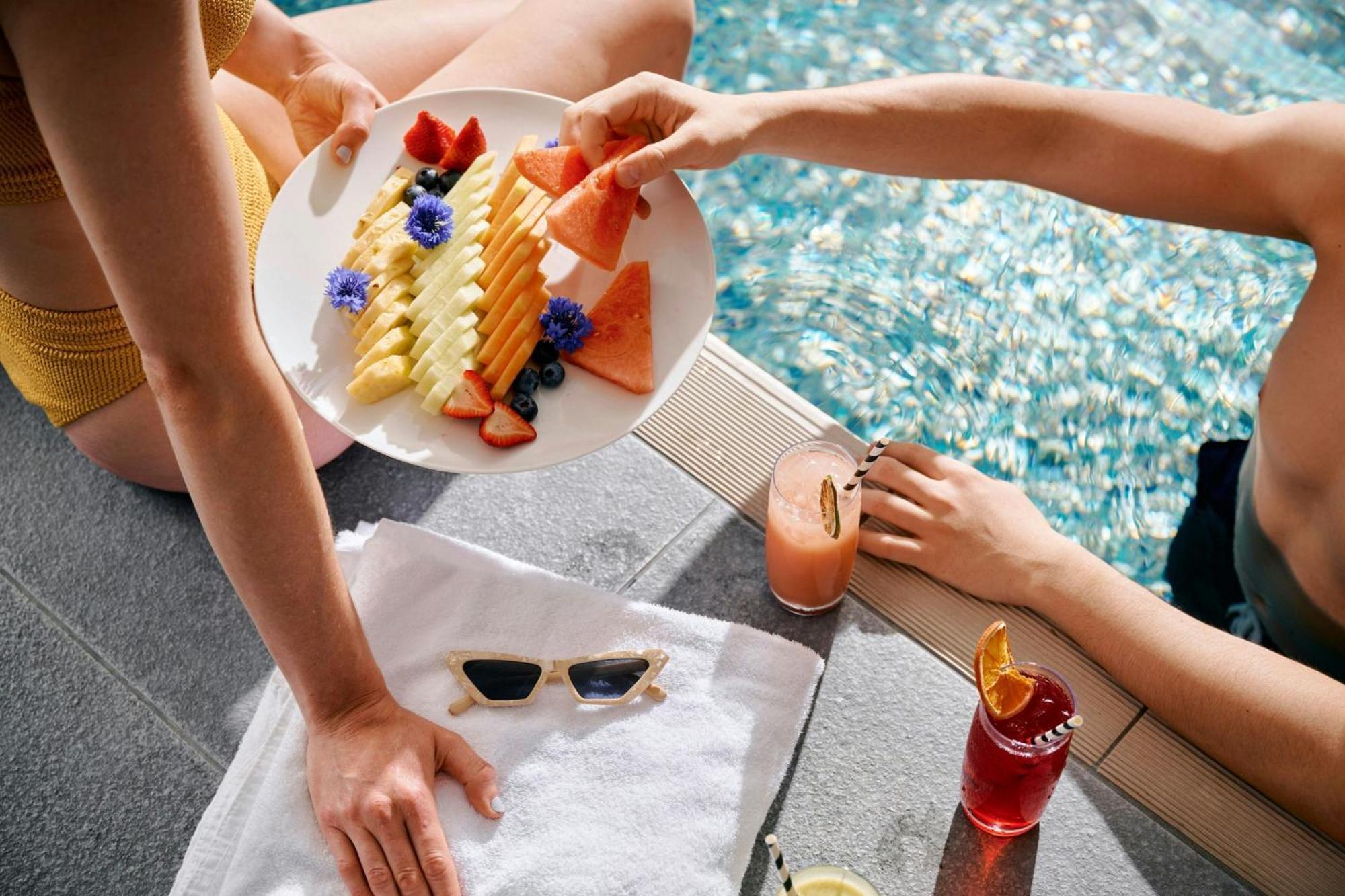 فندق شيراتون ملبورن المظهر الخارجي الصورة Poolside service