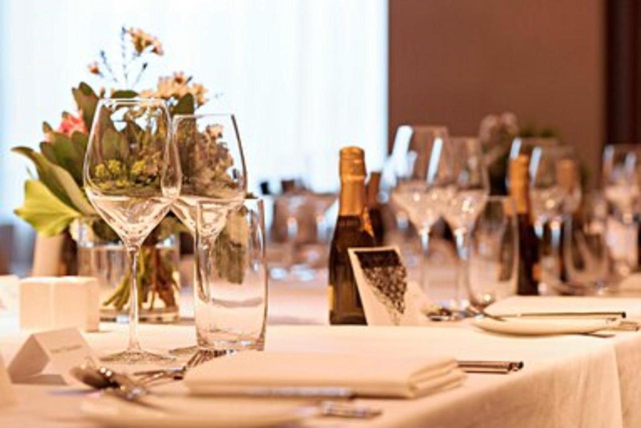 فندق شيراتون ملبورن المظهر الخارجي الصورة Wine bottles and glasses